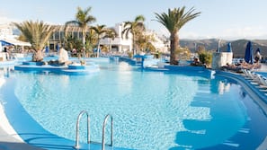 3 piscinas al aire libre, sombrillas, tumbonas