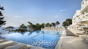 2 piscines extérieures, chaises longues