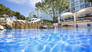 2 Innenpools, Außenpool (je nach Saison geöffnet), Sonnenschirme