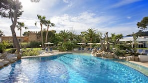 2 Innenpools, Außenpool (je nach Saison geöffnet), Sonnenschirme