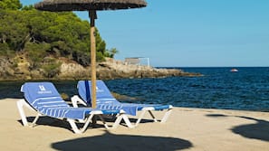 Am Strand, Liegestühle, Sonnenschirme, Strandtücher