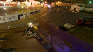 Una piscina al aire libre de temporada, sombrillas, tumbonas