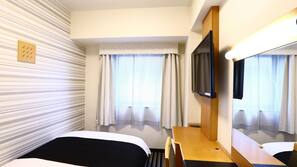 Premium bedding, down duvet, desk, blackout curtains