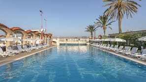 Innenpool, 3 Außenpools, Sonnenschirme, Liegestühle