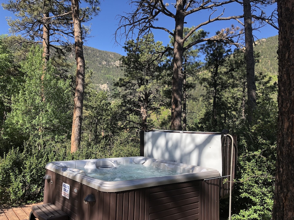 Outdoor spa tub, Rocky Mountain Lodge