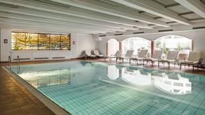Piscina coperta, ombrelloni da piscina, lettini