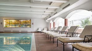 Piscina coperta, ombrelloni da piscina, lettini