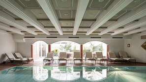 Piscina coperta, ombrelloni da piscina, lettini