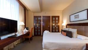 Copriletto in piuma, minibar, cassaforte in camera, una scrivania
