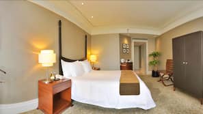 Minibar, in-room safe, desk, iron/ironing board
