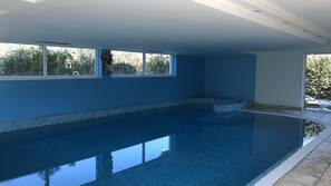 Innenpool, Außenpool, Sonnenschirme, Liegestühle