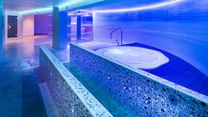 Bañera de hidromasaje en el interior