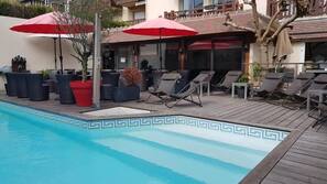 Piscine extérieure (ouverte en saison), parasols de plage