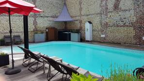Piscine extérieure (ouverte en saison), parasols de plage