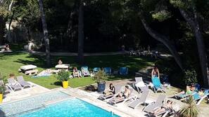 Piscine extérieure (ouverte en saison), chaises longues