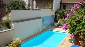 Piscine extérieure (ouverte en saison), chaises longues