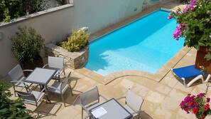 Piscine extérieure (ouverte en saison), chaises longues