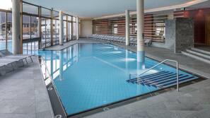Innenpool, Außenpool, Sonnenschirme, Liegestühle