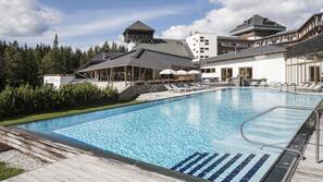 Piscina coperta, piscina all'aperto, ombrelloni da piscina, lettini