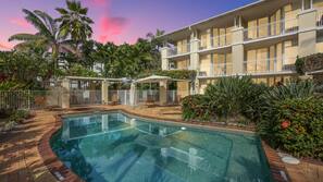 7 outdoor pools