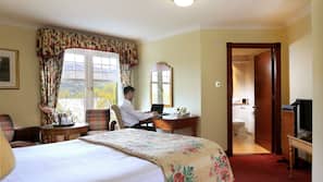 Hypo-allergenic bedding, desk, iron/ironing board, free WiFi