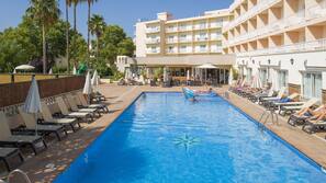 2 outdoor pools, pool umbrellas, pool loungers