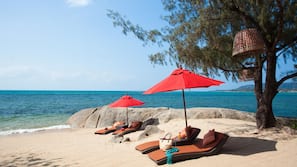 Privatstrand, weißer Sandstrand, Sonnenschirme, Strandtücher
