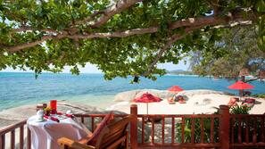 Privatstrand, weißer Sandstrand, Sonnenschirme, Strandtücher