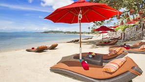 Privatstrand, weißer Sandstrand, Sonnenschirme, Strandtücher