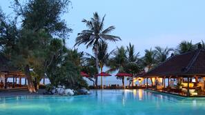 3 outdoor pools, free pool cabanas, pool umbrellas