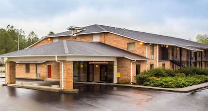 Econo Lodge Inn & Suites