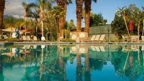 8 outdoor pools