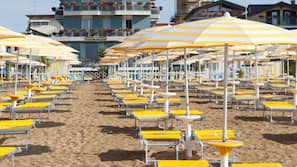 Privatstrand, Liegestühle, Sonnenschirme, Strandtücher