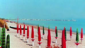 Spiaggia privata, sabbia bianca, lettini da mare, ombrelloni