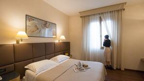 Minibar, una cassaforte in camera, una scrivania, Wi-Fi gratuito