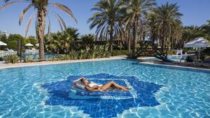 Innenpool, 14 Außenpools, Sonnenschirme, Liegestühle