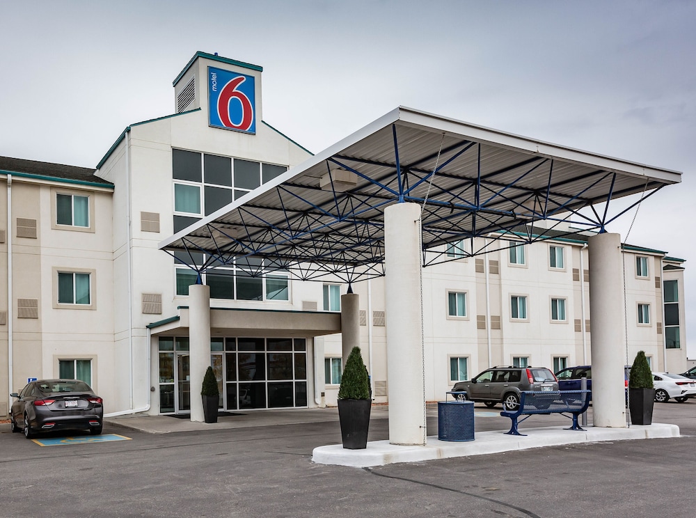 Exterior, Motel 6 Saskatoon, SK