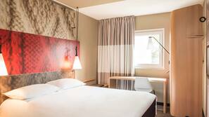 Premium bedding, desk, free cribs/infant beds, free WiFi