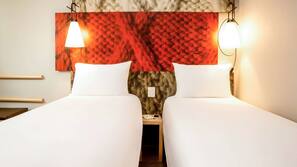 Premium bedding, desk, free cribs/infant beds, free WiFi