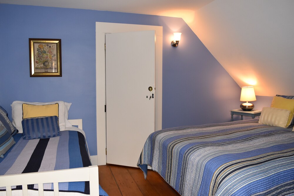 The Lincoln Inn Restaurant At Covered Bridge Central Vermont Garden View Lobby Lounge Guestroom