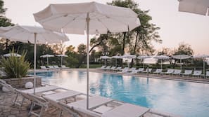 Innenpool, Außenpool, Sonnenschirme, Liegestühle