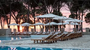 Piscine extérieure (ouverte en saison), parasols de plage