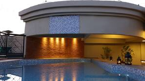 Piscina externa, barracas de cortesia, espreguiçadeiras