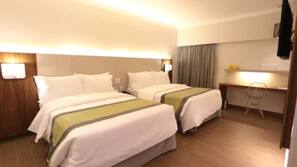 Frigobar, cofres nos quartos, escrivaninha, cortinas blackout