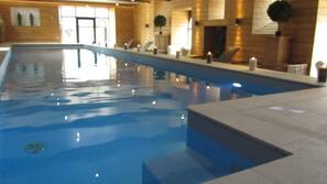 Piscina coperta, piscina all'aperto, lettini