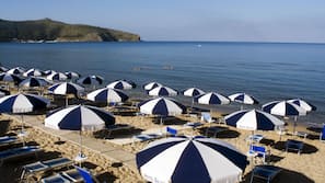Spiaggia privata, sabbia bianca, lettini da mare, ombrelloni