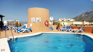 Una piscina al aire libre de temporada