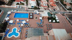 2 piscinas al aire libre, sombrillas, tumbonas