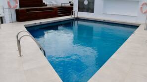 Una piscina al aire libre