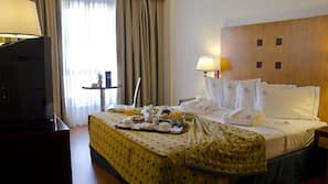 Frigobar, cofres nos quartos, escrivaninha, cortinas blackout